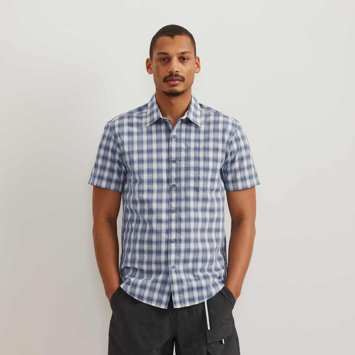 Eddie Bauer Men's Short-Sleeve Pack It 3.0 Seersucker Shirt alternate view 5