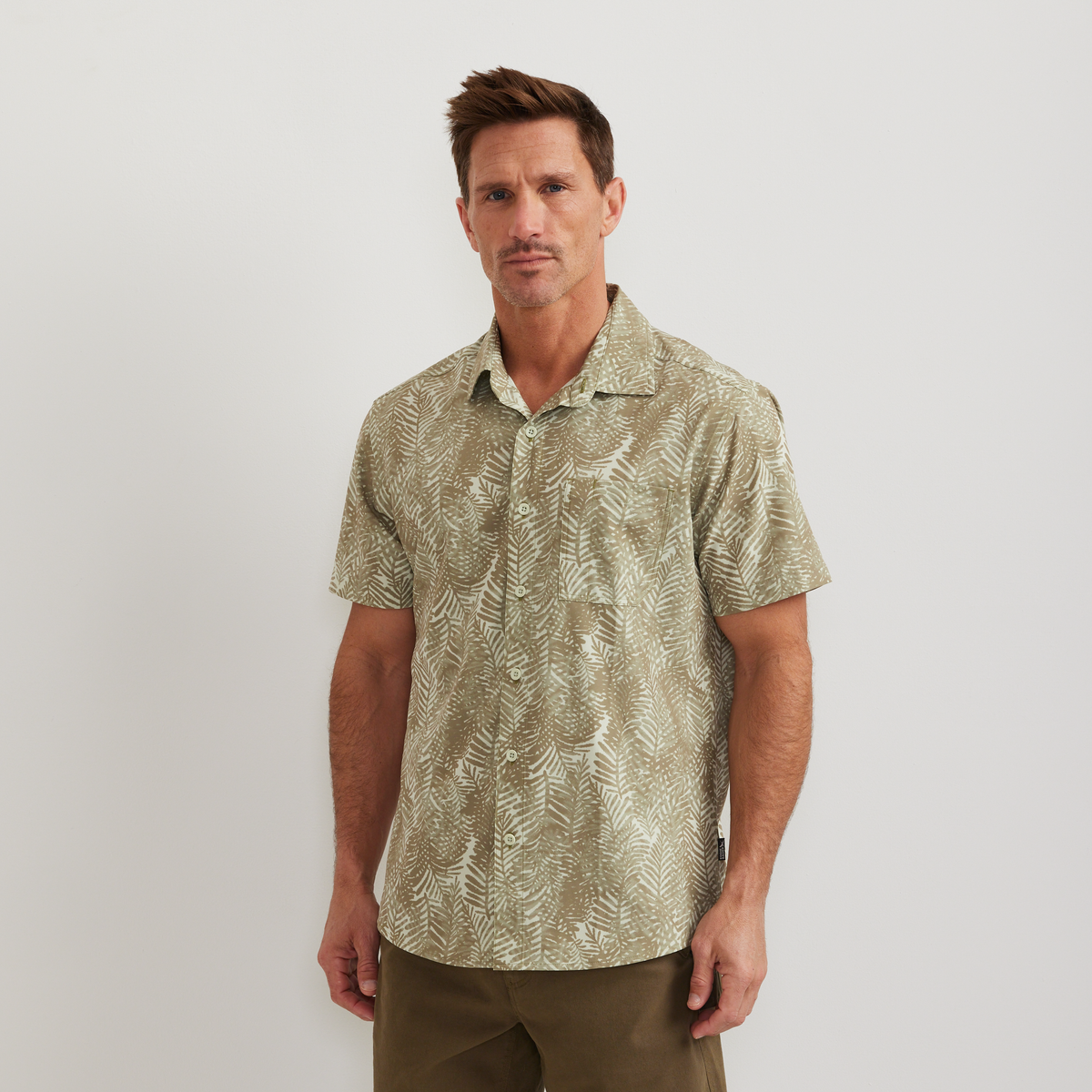 Eddie Bauer Men's Departure One-Pocket Shirt alternate view 3