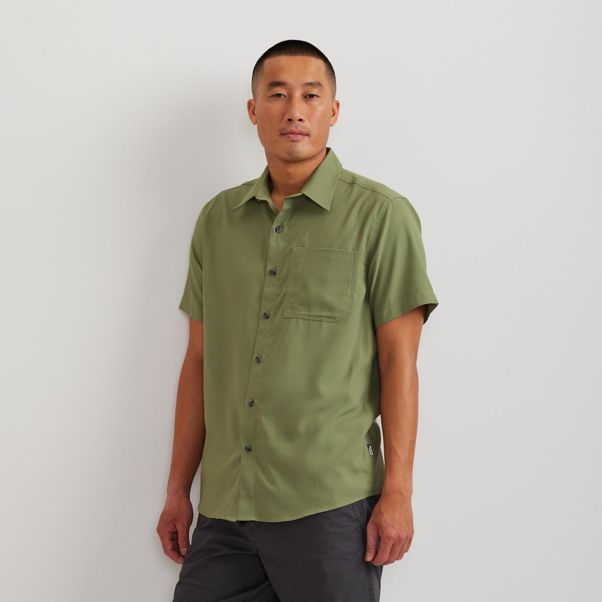 Eddie Bauer Men's Short Sleeve Destination Shirt-Solid alternate view 3