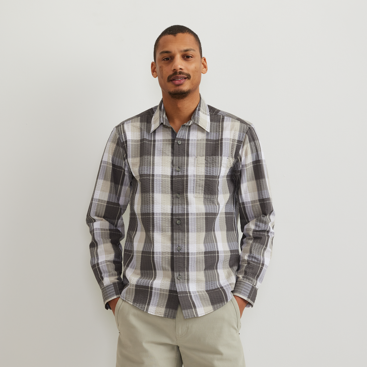 Eddie Bauer Men's Long-Sleeve Pack It 3.0 Seersucker Shirt alternate view 4