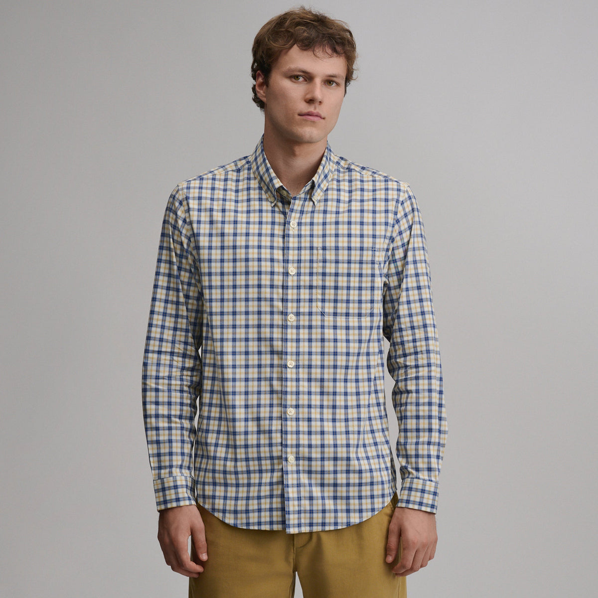 Eddie Bauer Men's Long-Sleeve Voyager 2.0 Dress Shirt alternate view 4