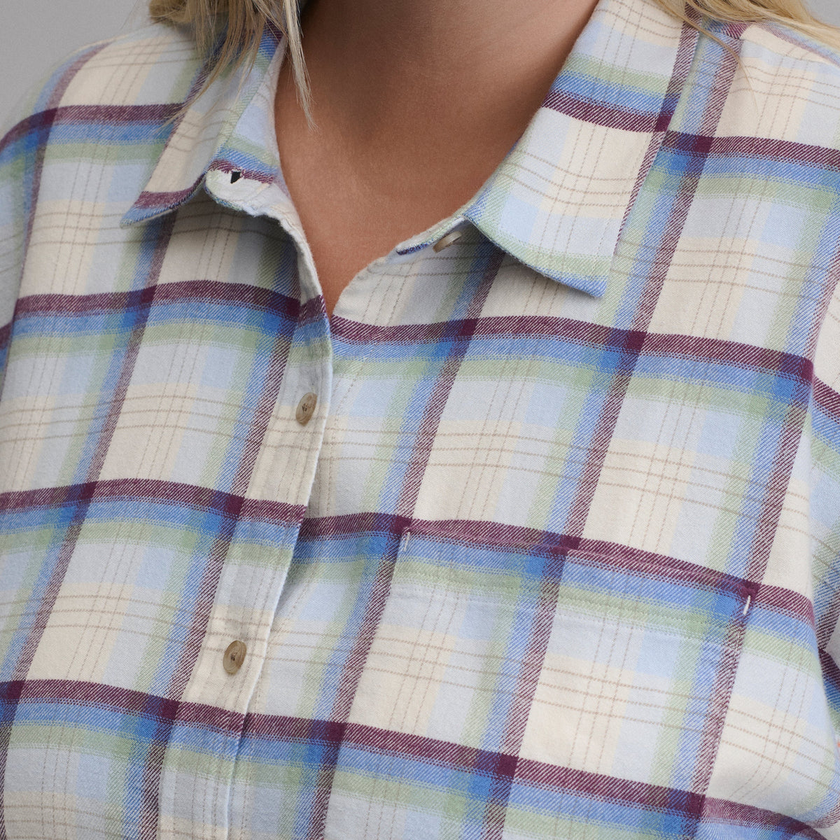 Eddie Bauer Women's W Field Flex Flannel Short-Sleeve Shirt alternate view 2