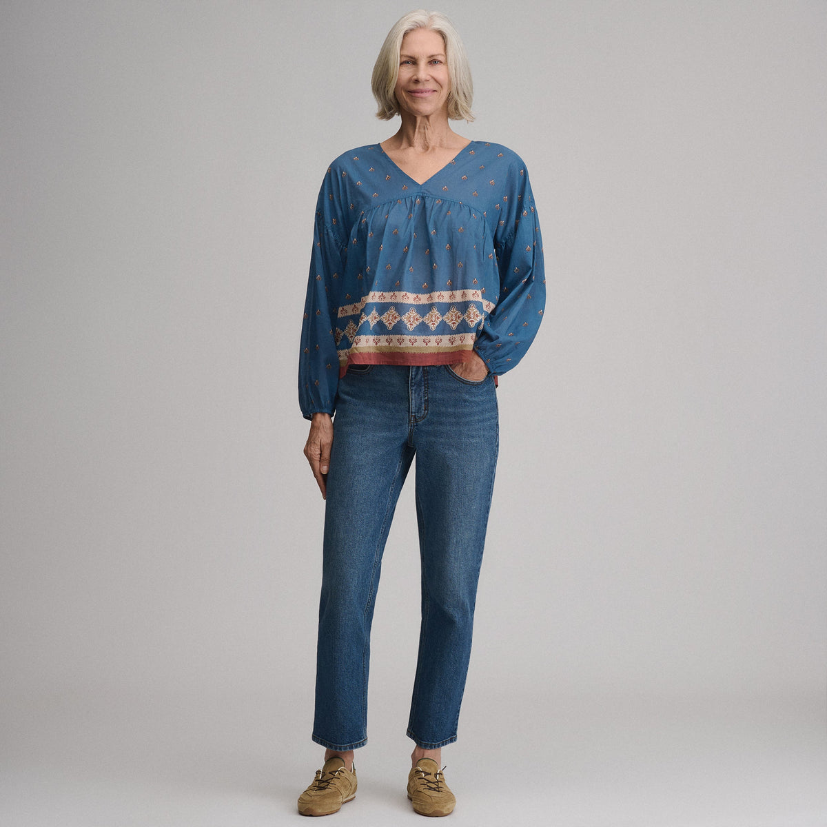 Eddie Bauer Women's Long-Sleeve V-Neck Relaxed Woven Popover alternate view 4